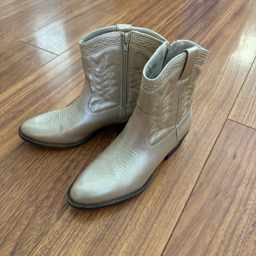 Metallic Vegan Leather Western Style Ankle Boots, size 6.5
